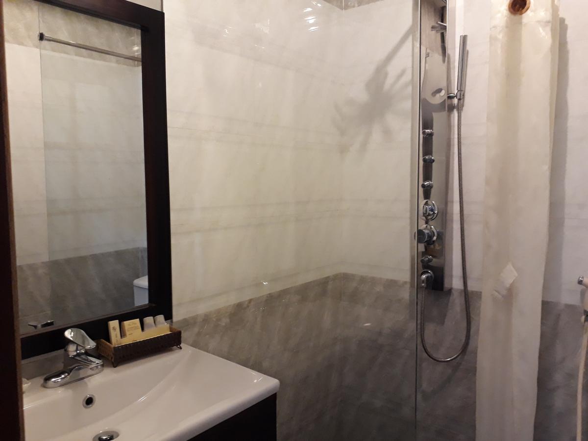 Nhi Trung Hotel 2*