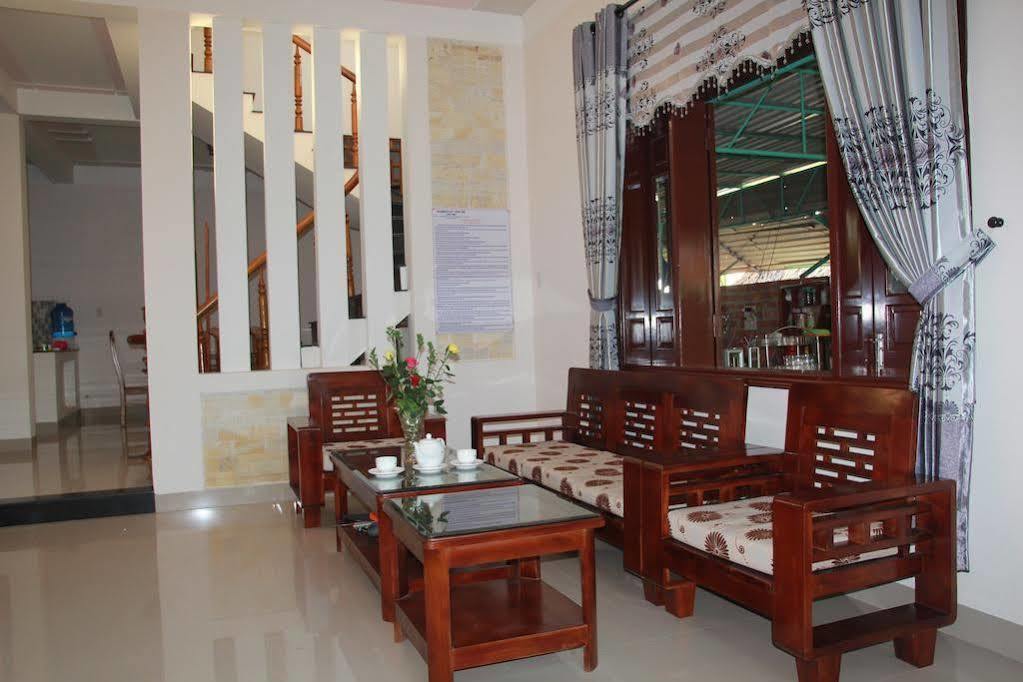 Lakeside Homestay *