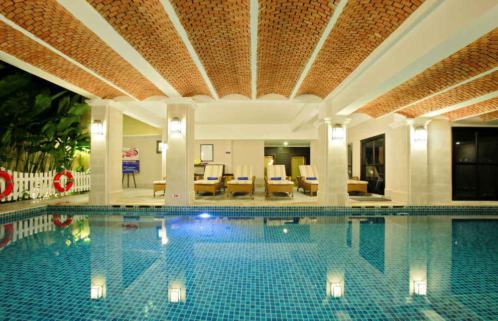 Little - A Boutique & 4*