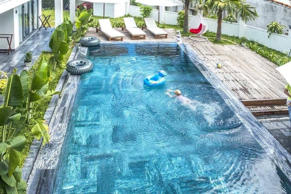 The Shoreline Hotel *