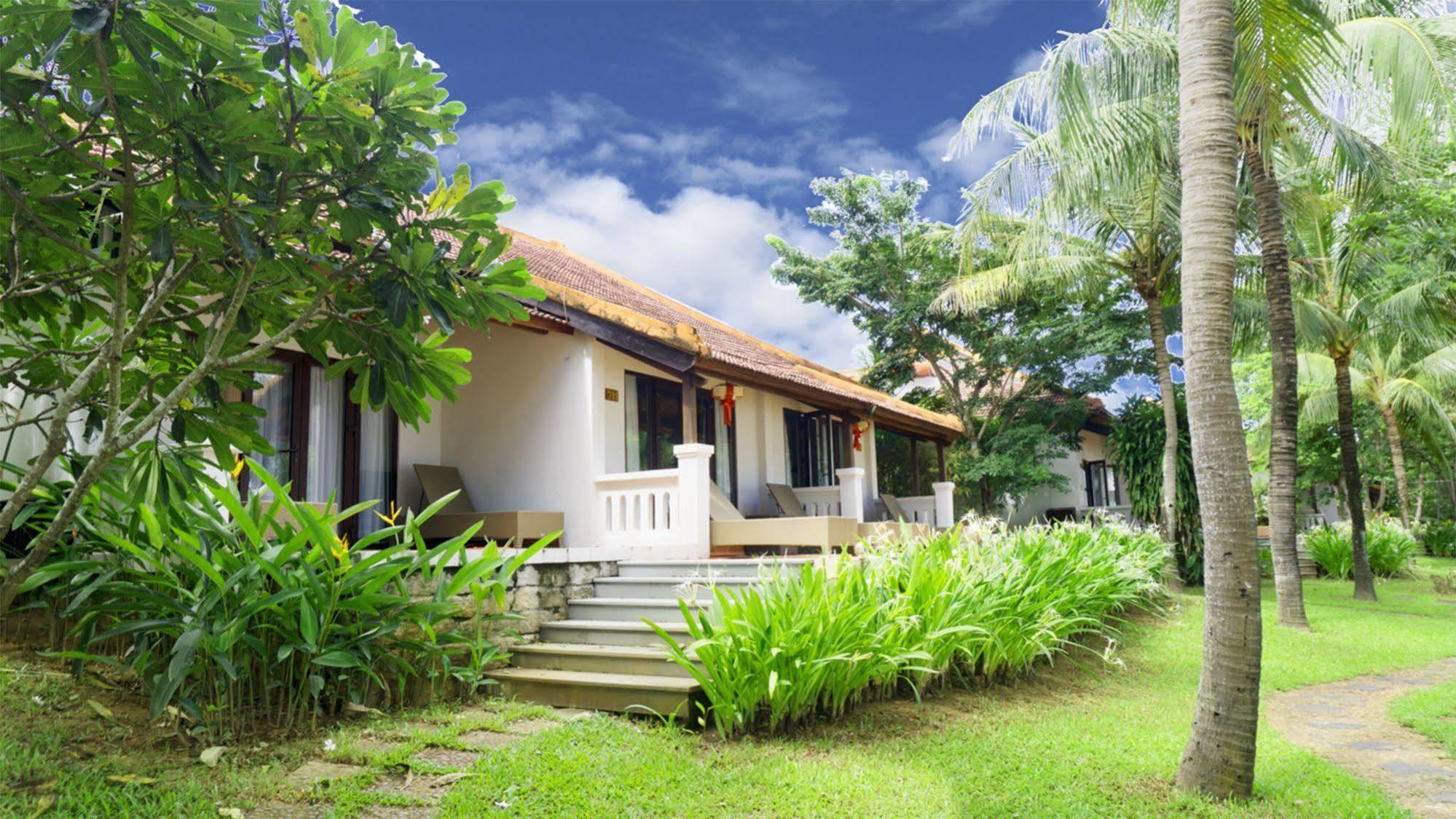 Vinh Hung Riverside & Resort 4*