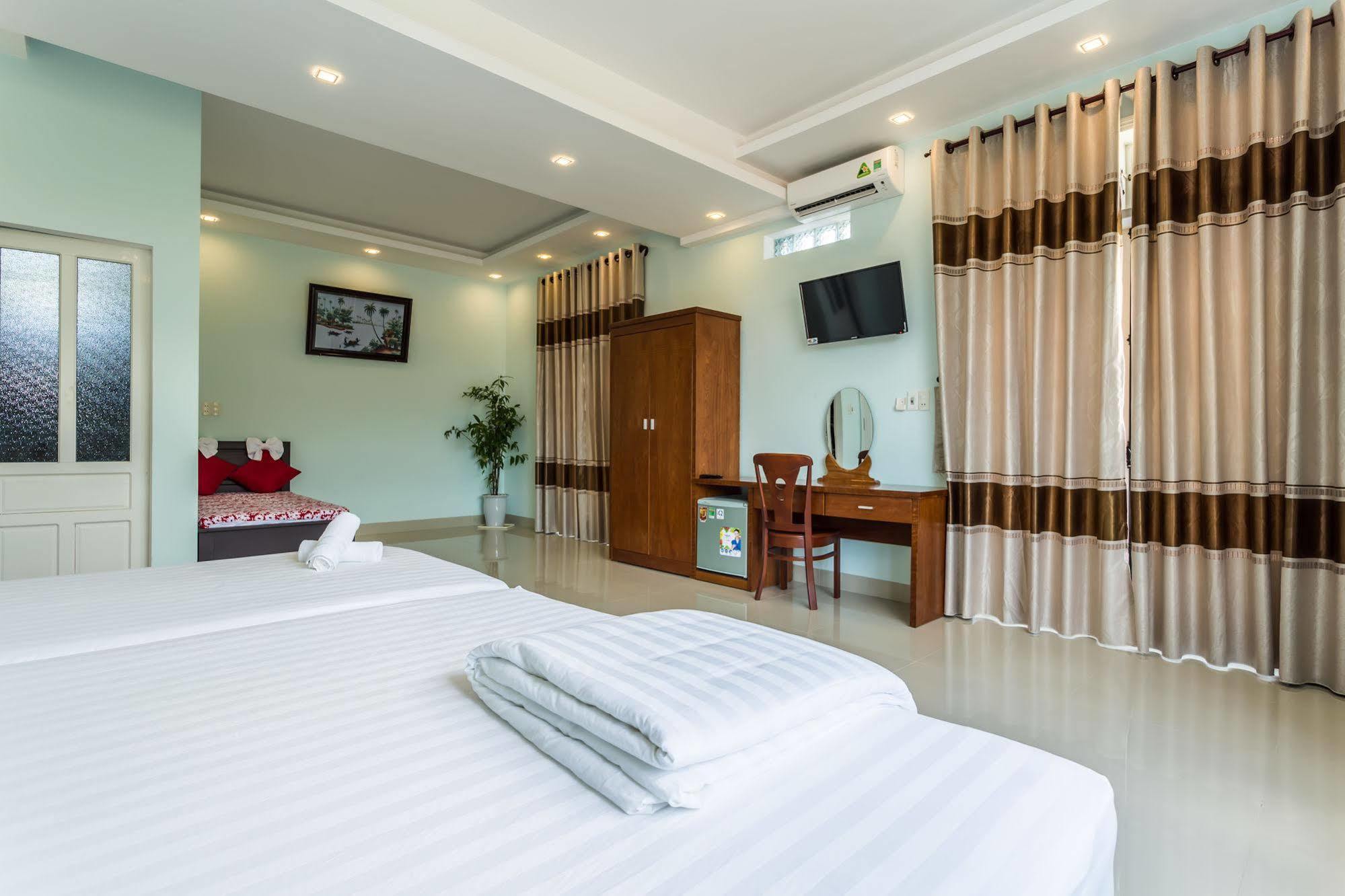 Homestay Quynh Long *
