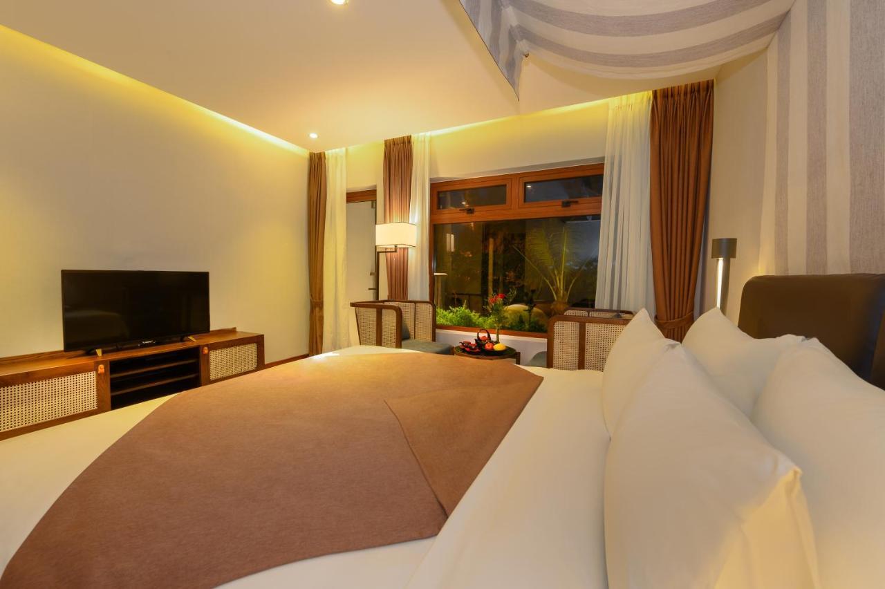 The Blossom Ocean Front & Hotel