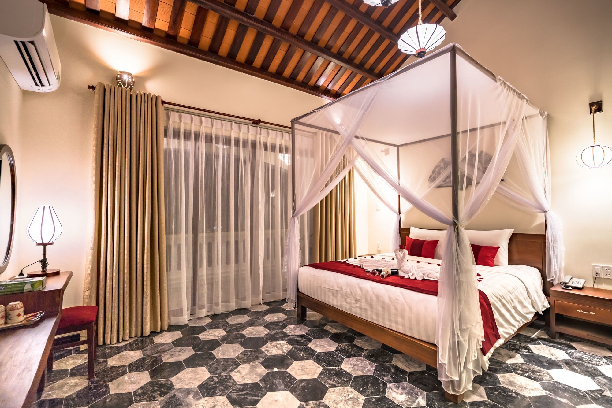 Village Hotel 4*