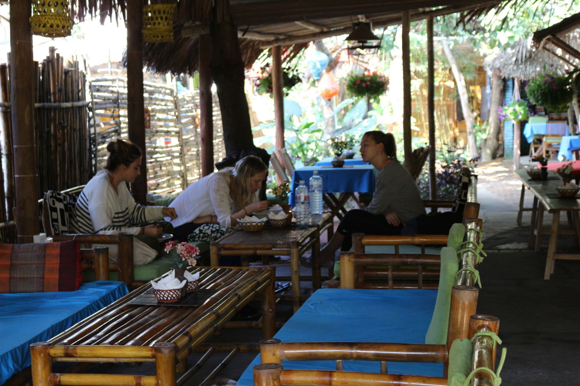 Khách sạn Under The Coconut Tree 3*