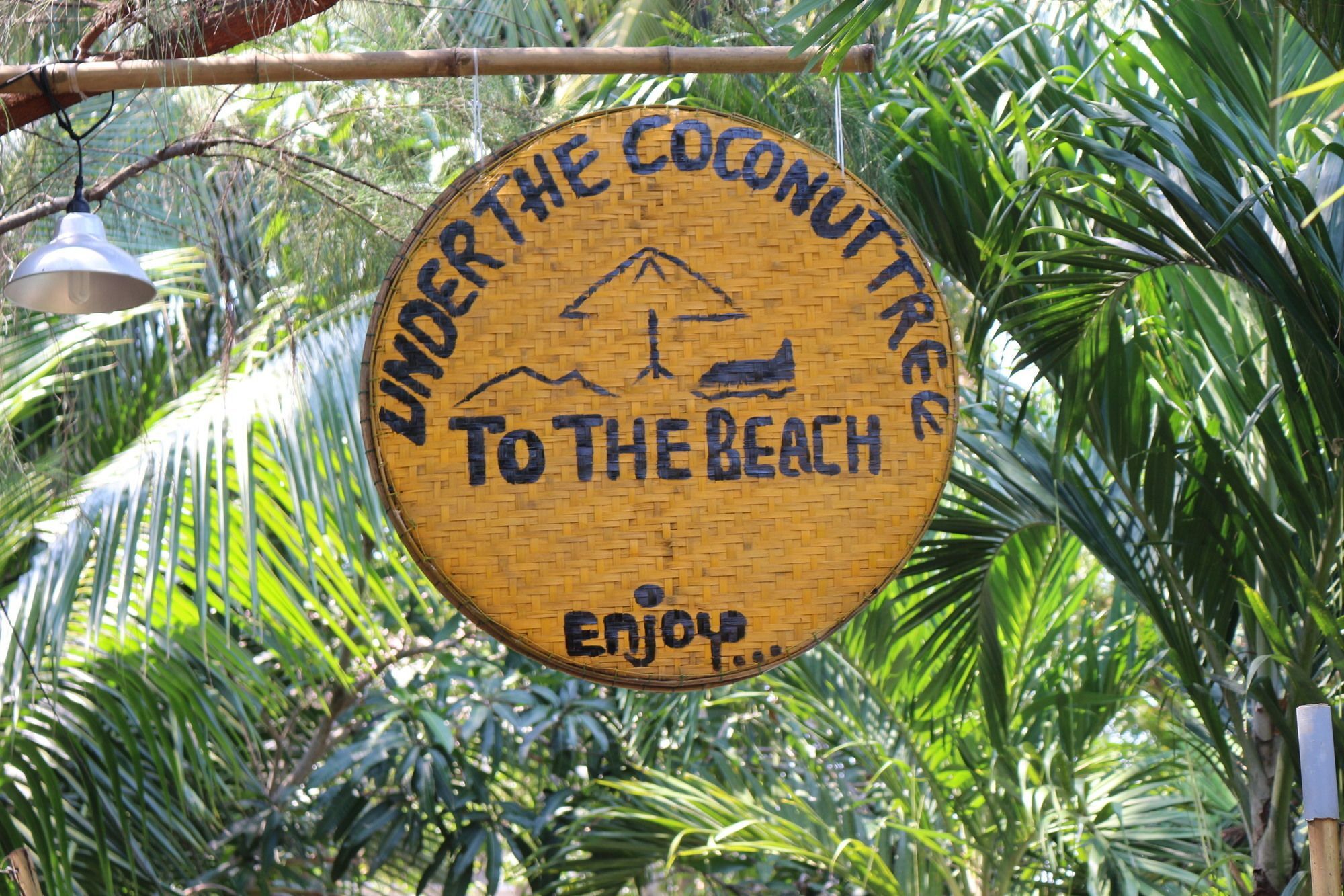 Under The Coconut Tree Khách sạn 3*