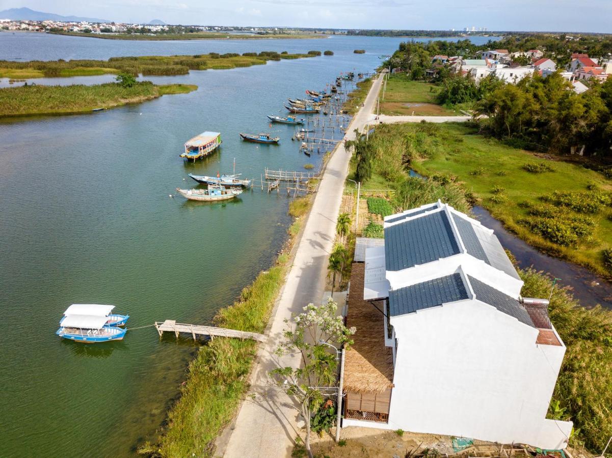 Nhà Dân Bên Sông Boat House