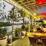 Riverside White House Hotel