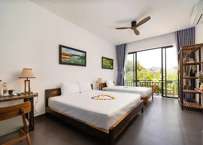 The Boathouse Riverside Homestay