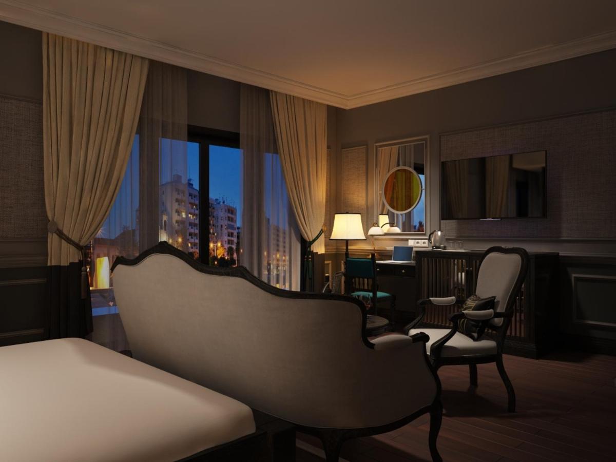 Golden & Hotel