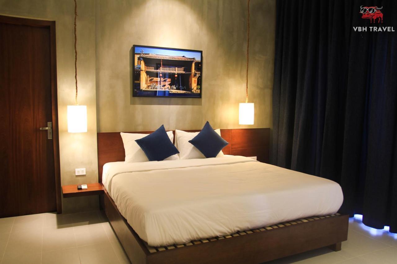 Mad Monkey Hostel *