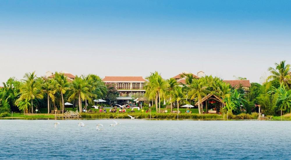 Emerald Riverside Resort 4*