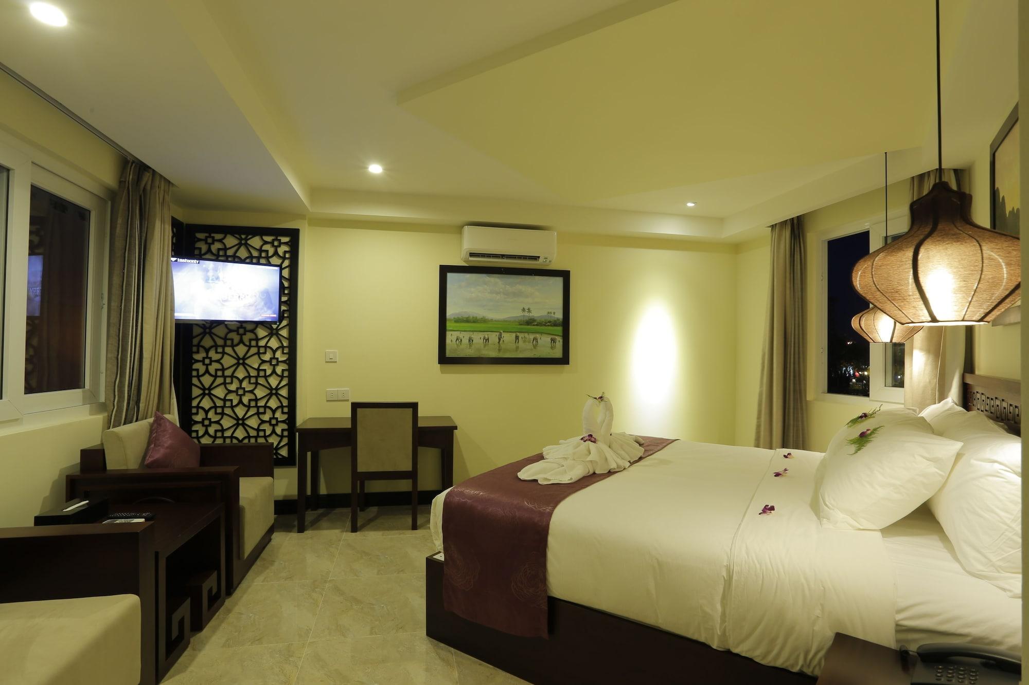 Hotel River 4*
