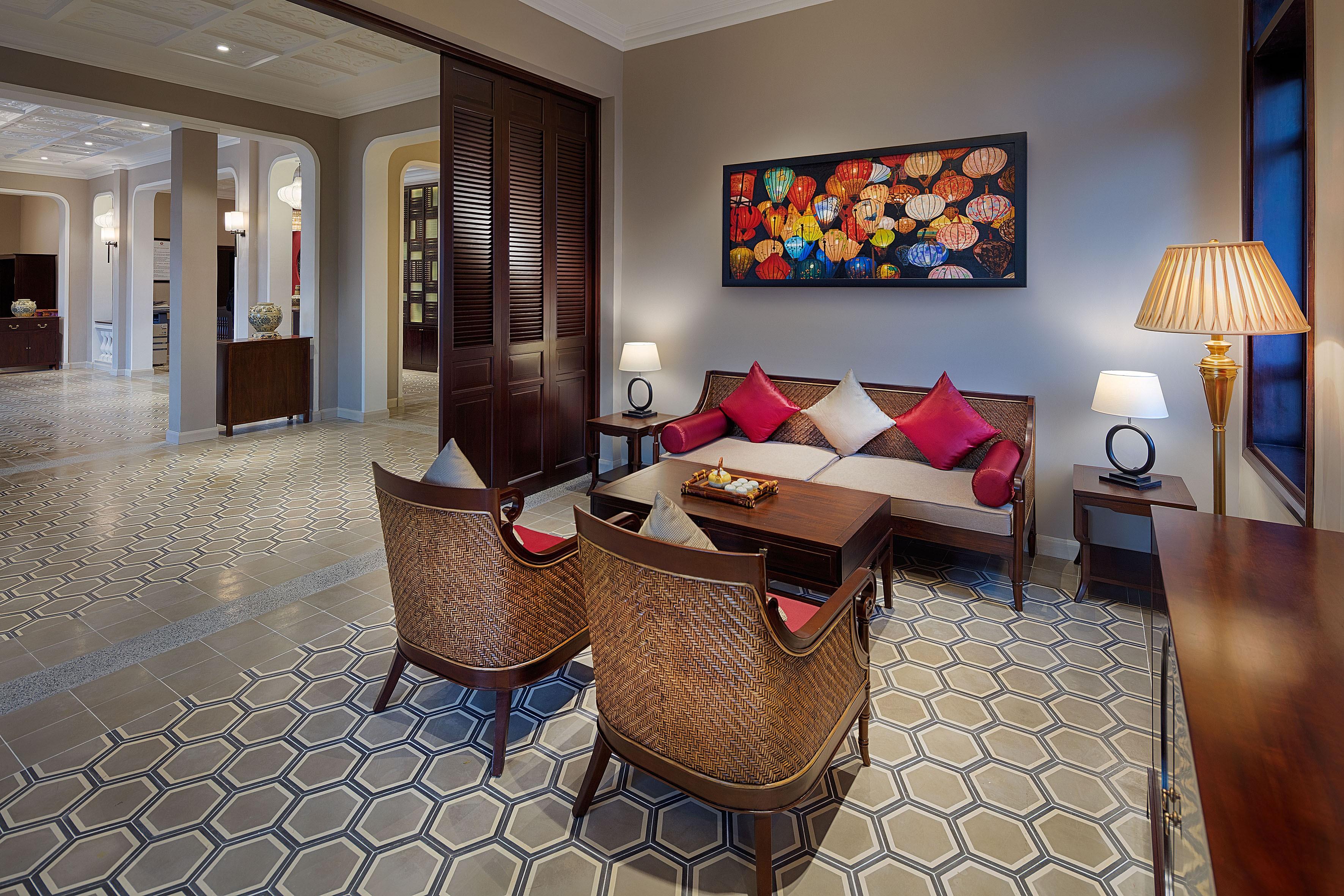 Hotel Allegro . A Little Luxury & 5*