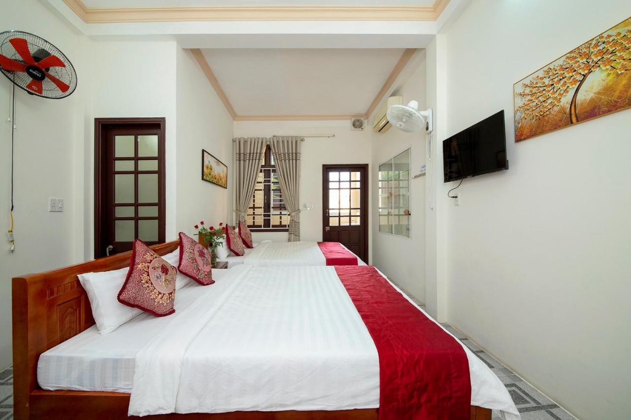 Red Lotus Homestay & *