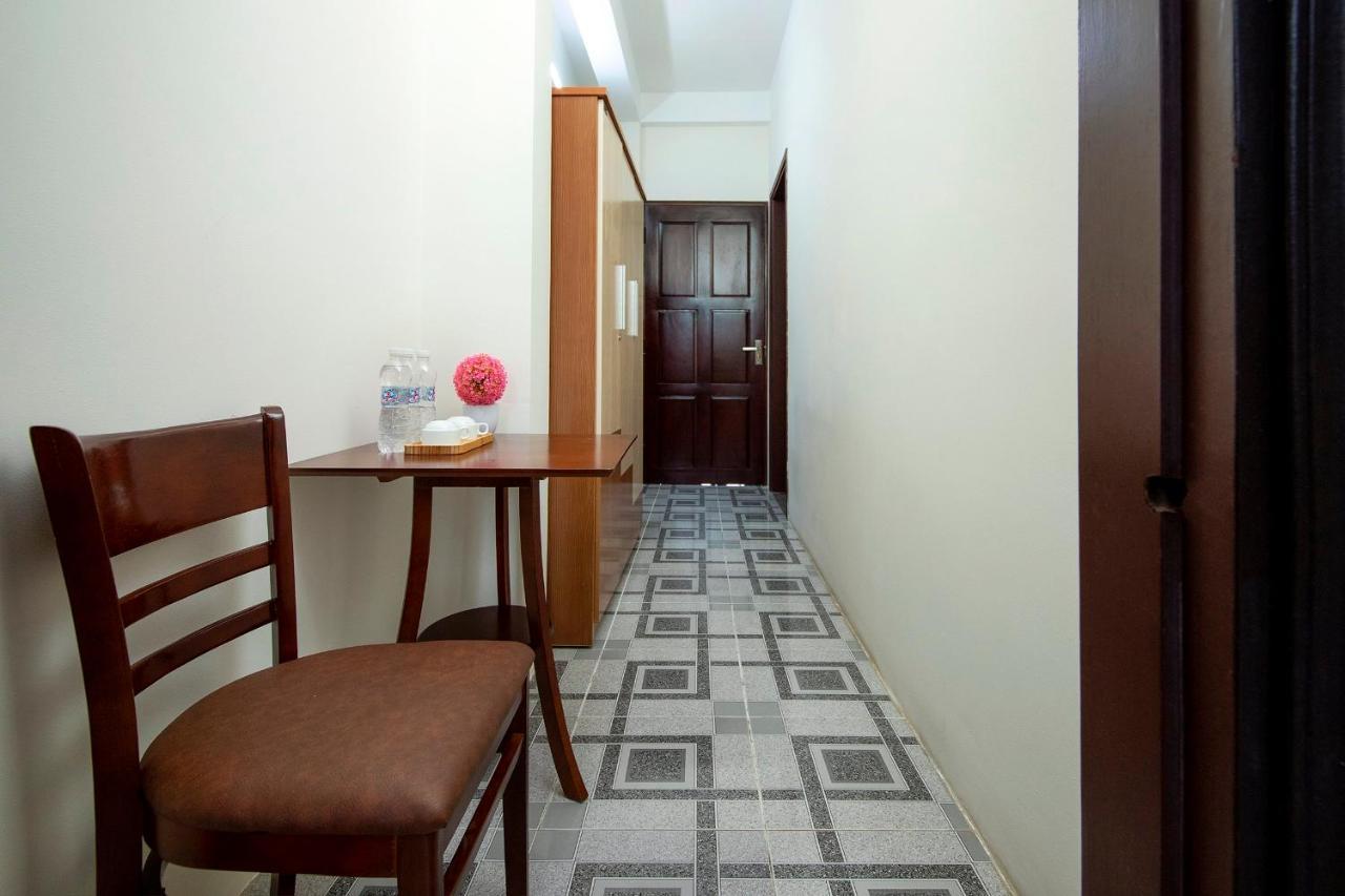 Red Lotus Homestay & *