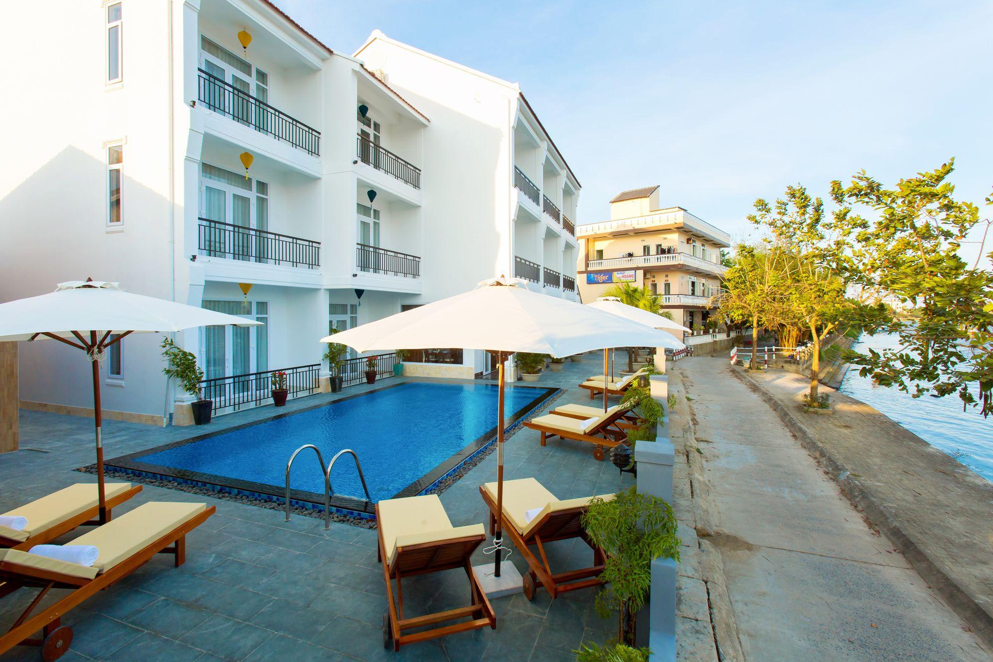 Riverside White House Hotel
