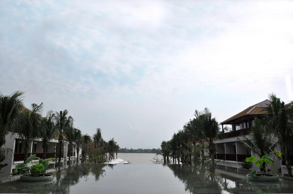 Emerald Riverside Resort 4*