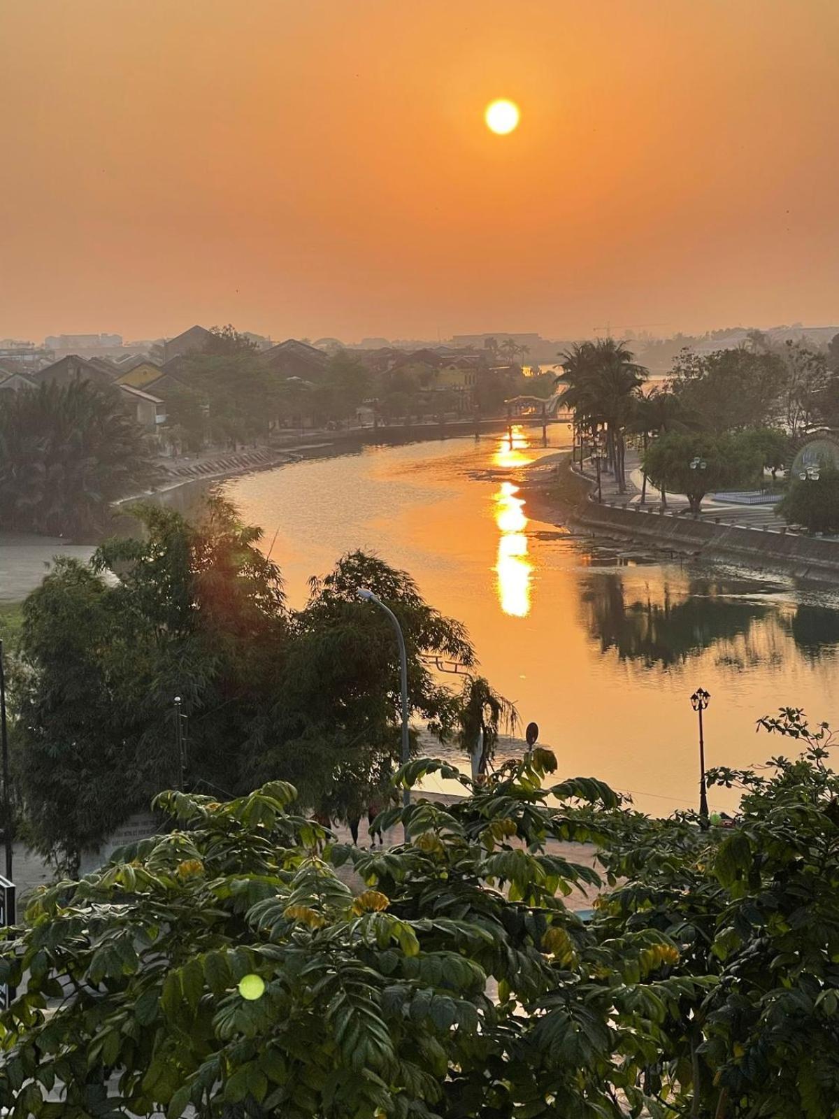 River Hotel
