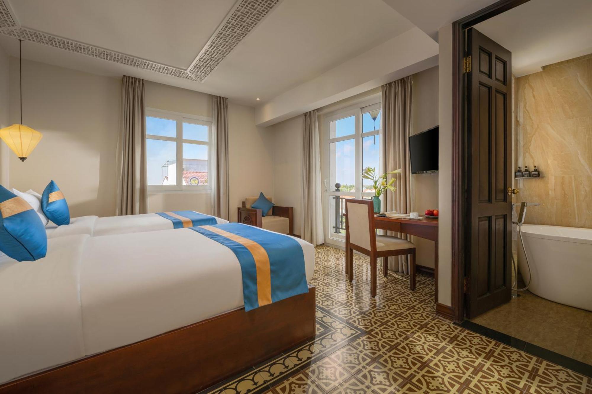 Royal Riverside &