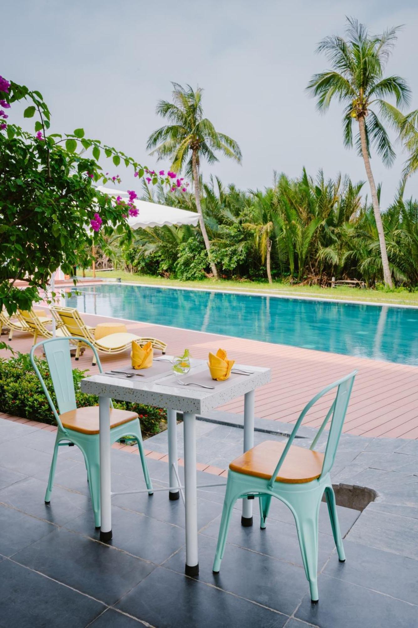 Moodhoian Riverside & 4*