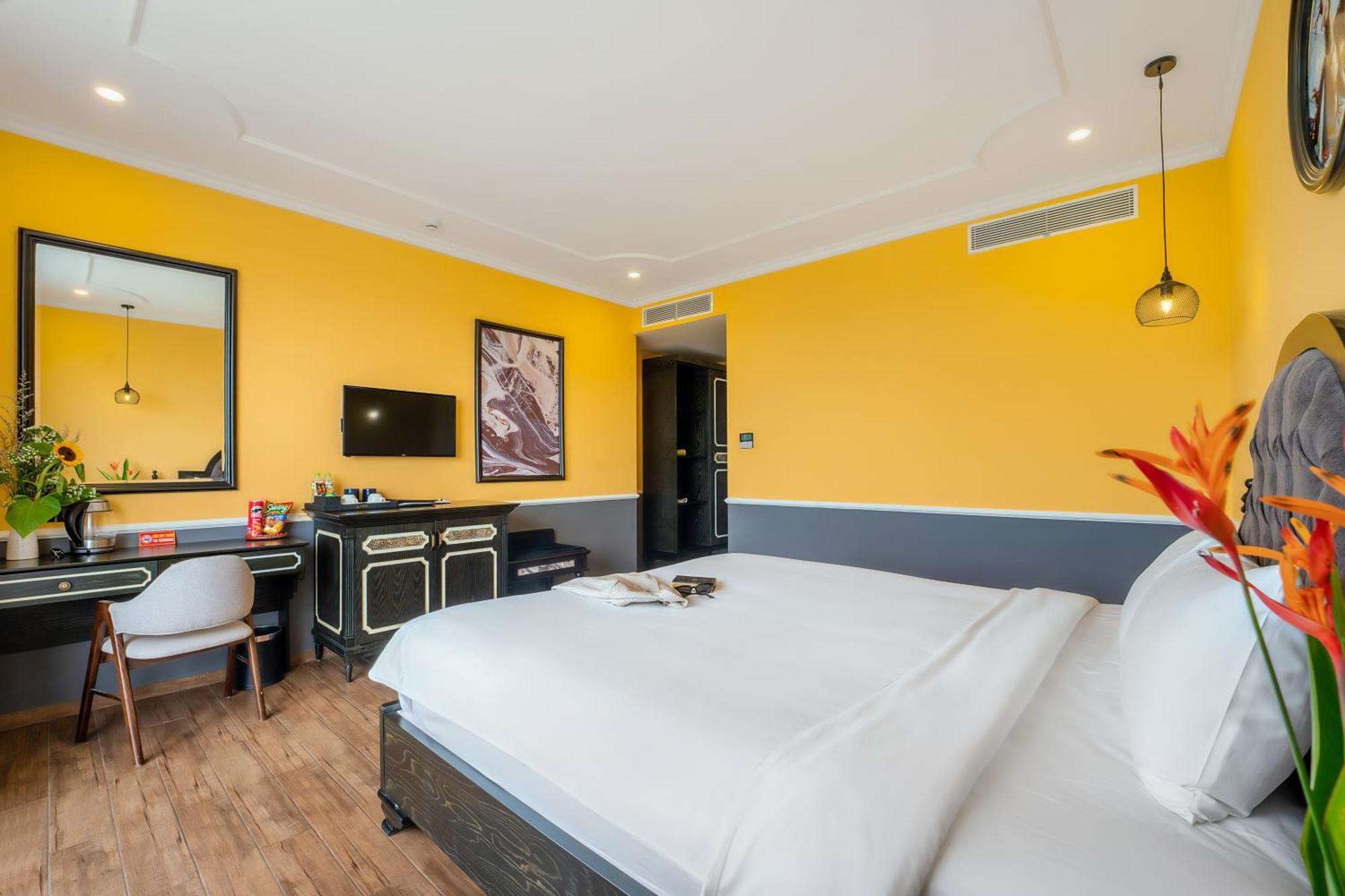 Athenia Boutique & 4*