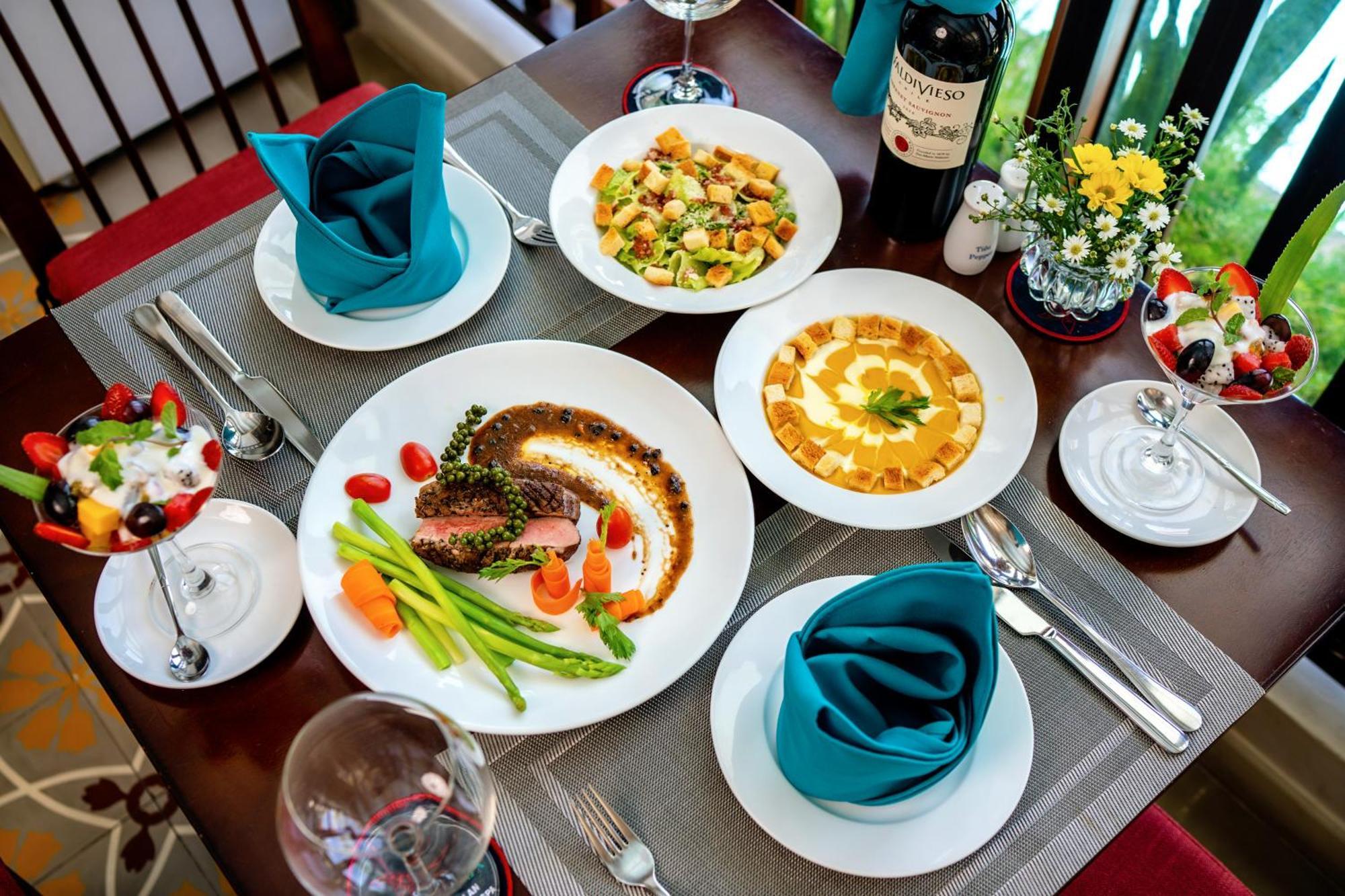 Lantana Riverside Boutique & Hotel