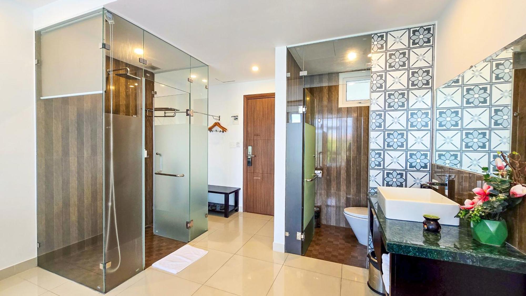 Riverside White House 3*
