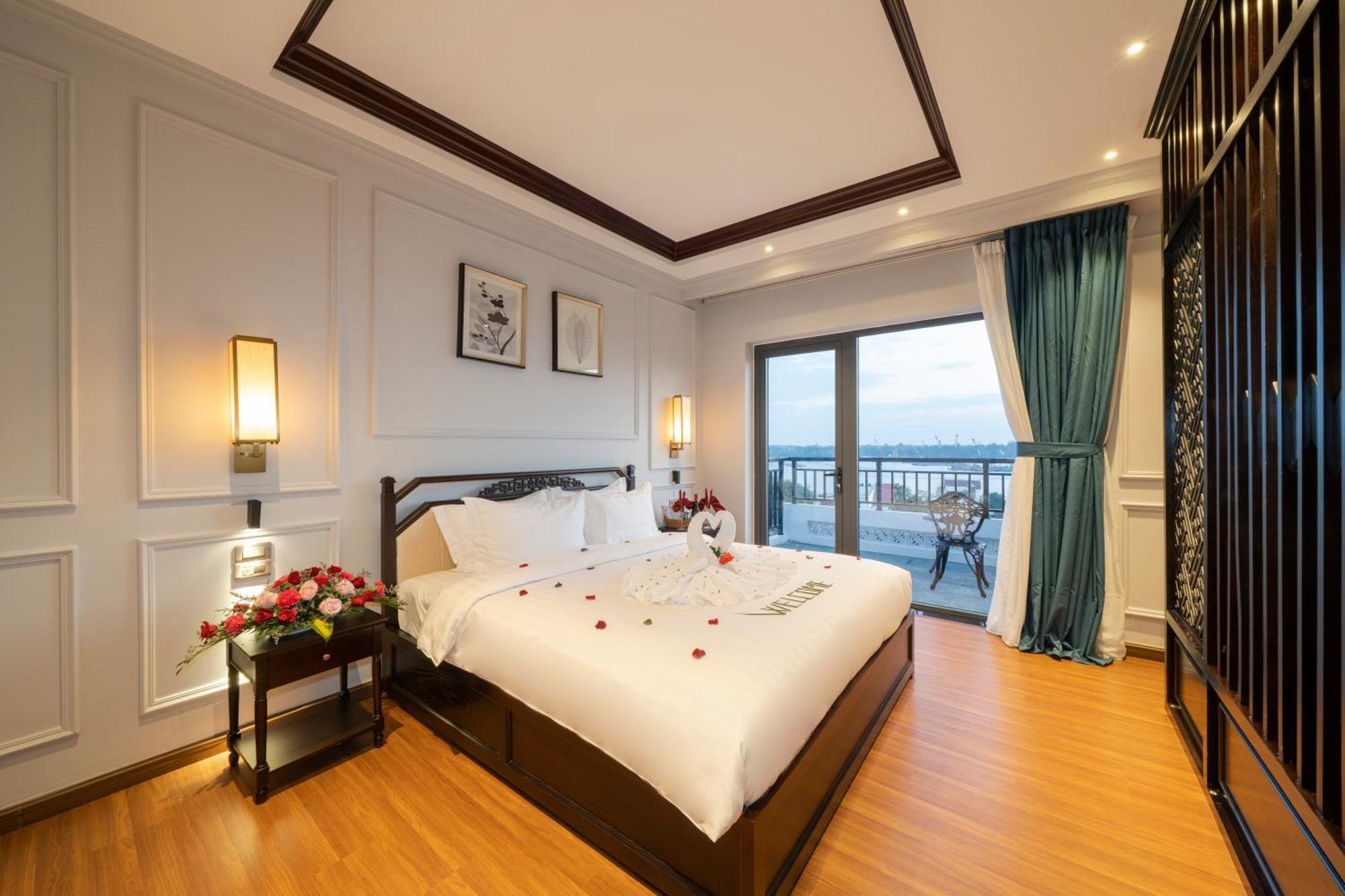 Eco Lux Riverside & Hotel 4*