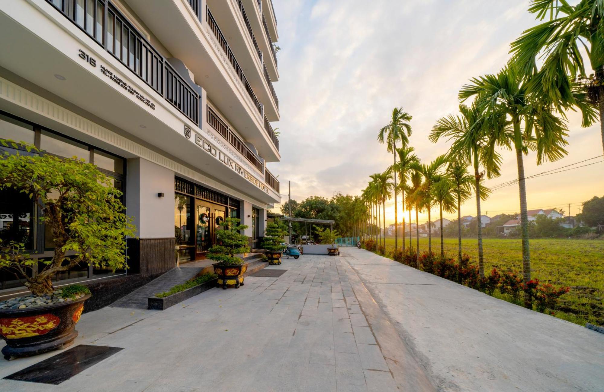Hotel Eco Lux Riverside & 4*