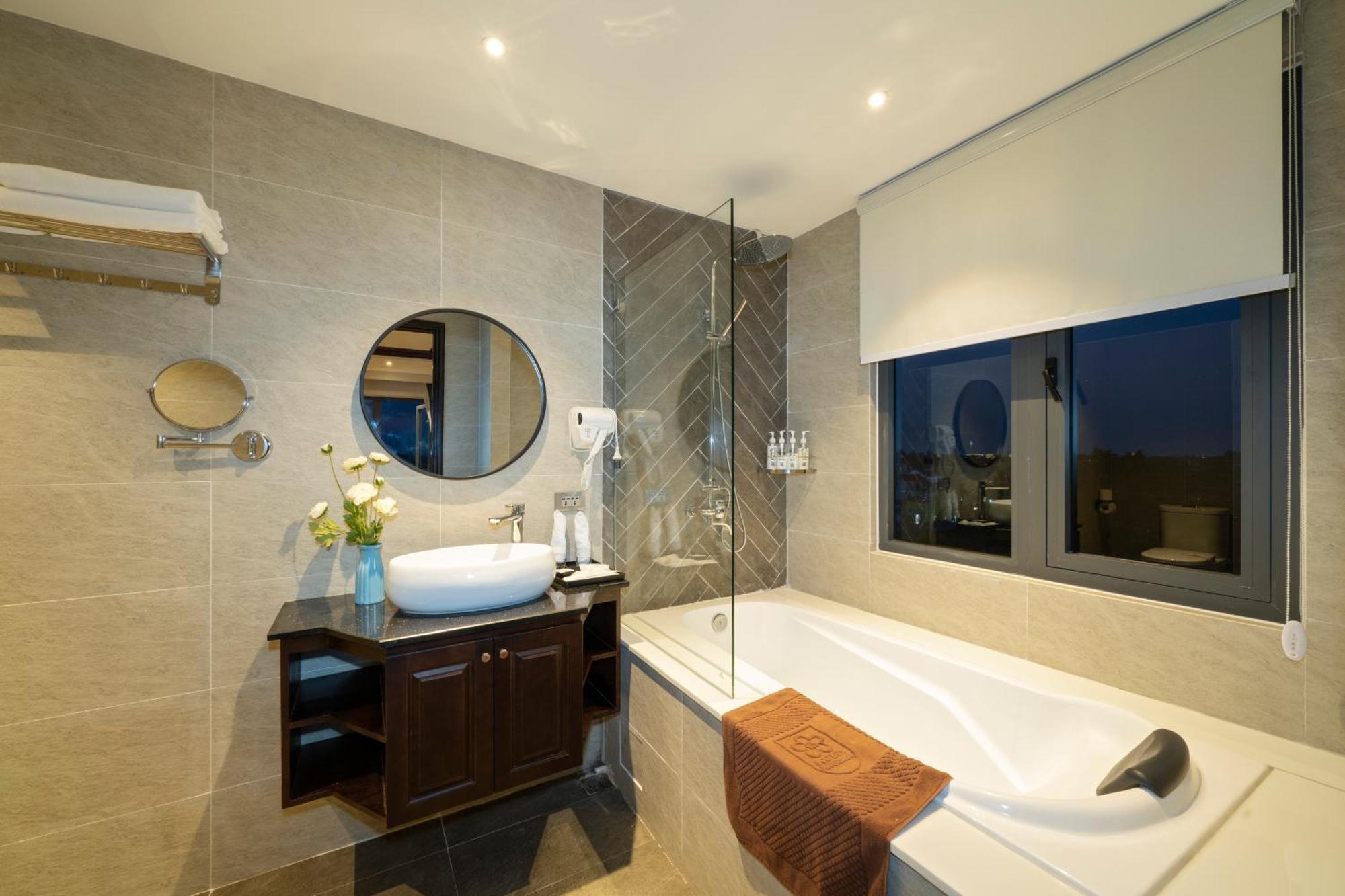 Eco Lux Riverside & 4*