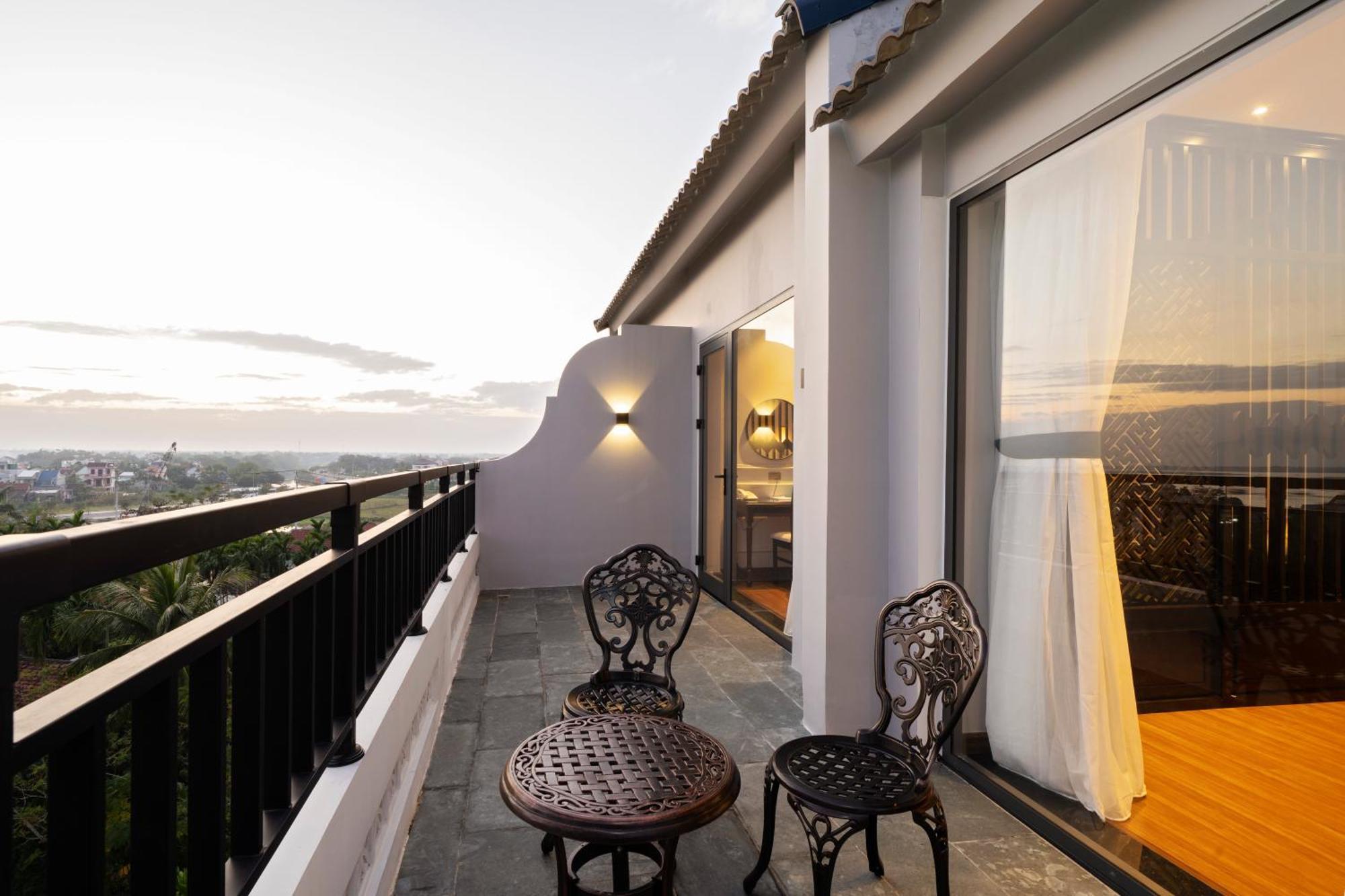 Eco Lux Riverside & Hotel 4*