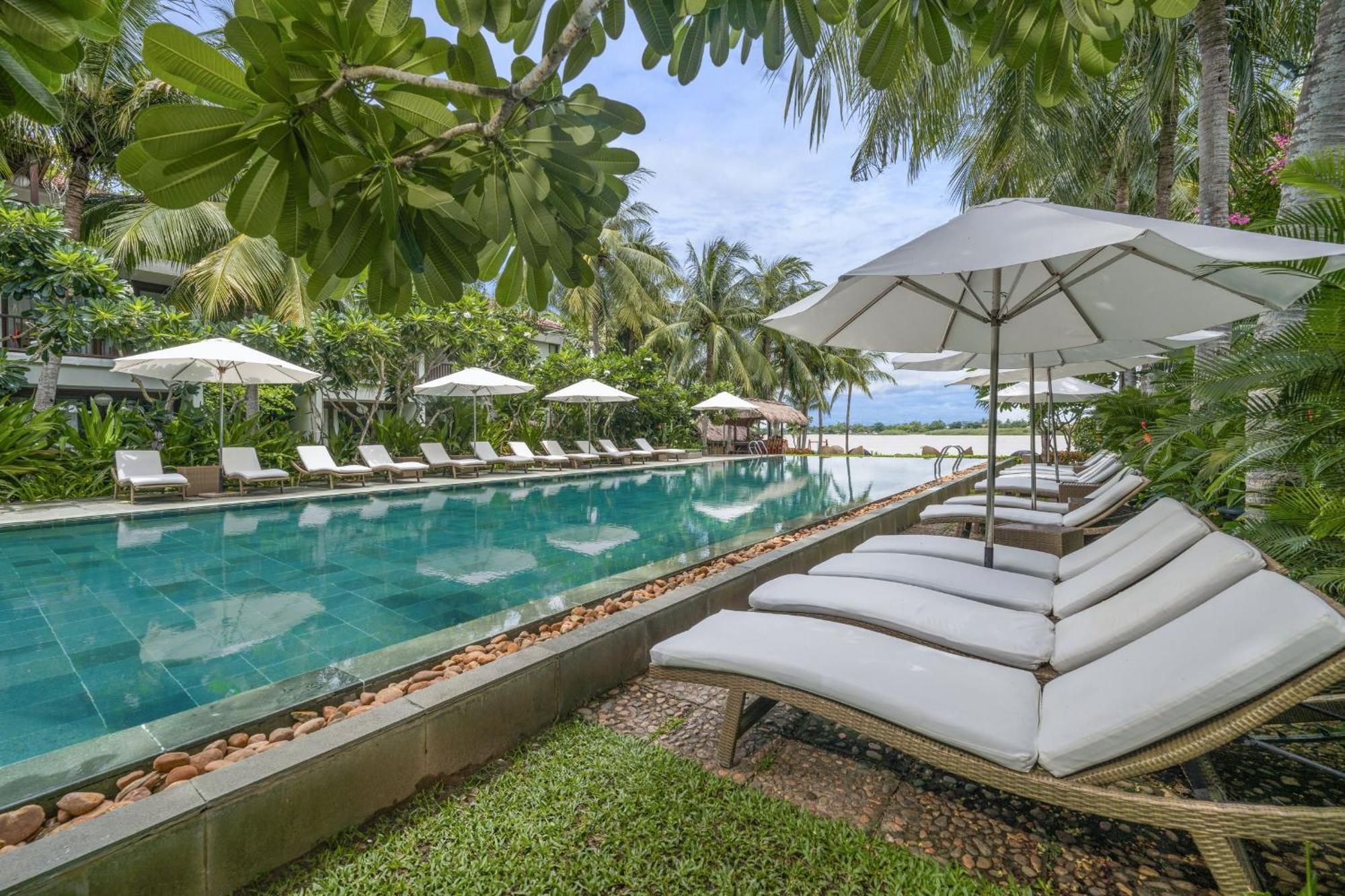 Emerald Riverside Resort
