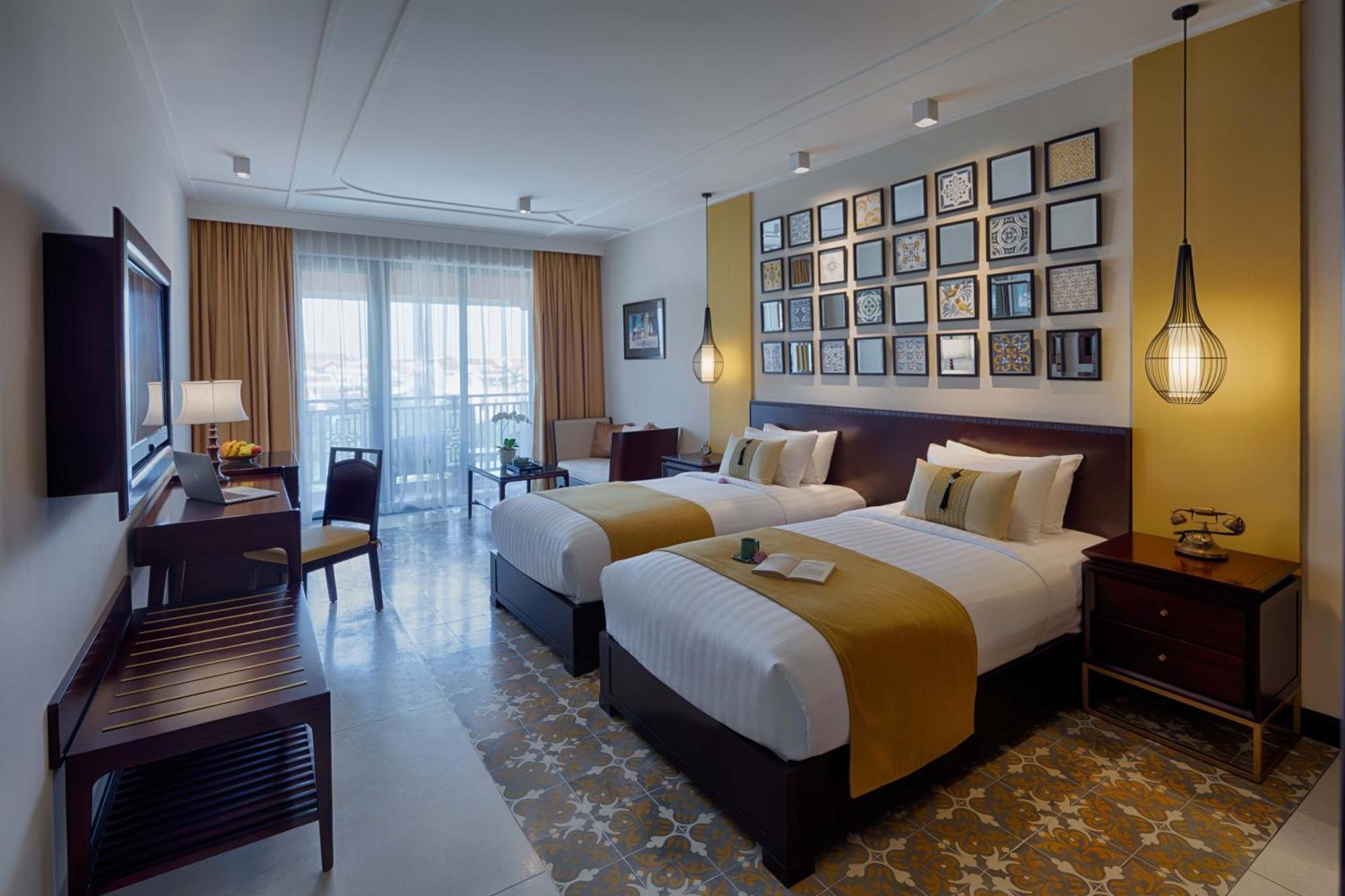 Hotel Allegro . A Little Luxury &