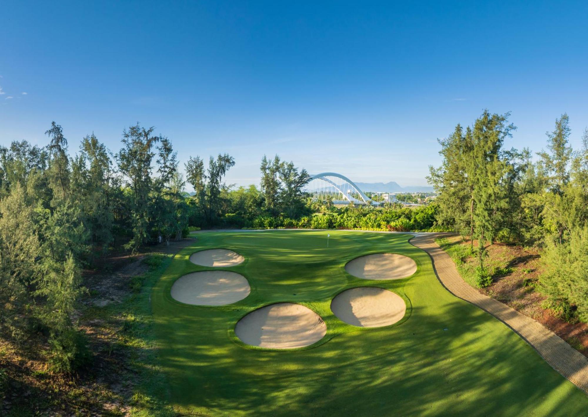 Montgomerie Links &