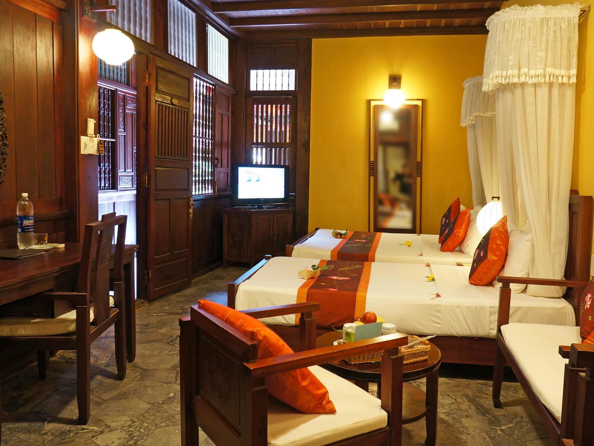 Vinh Hung Heritage Hotel 2*