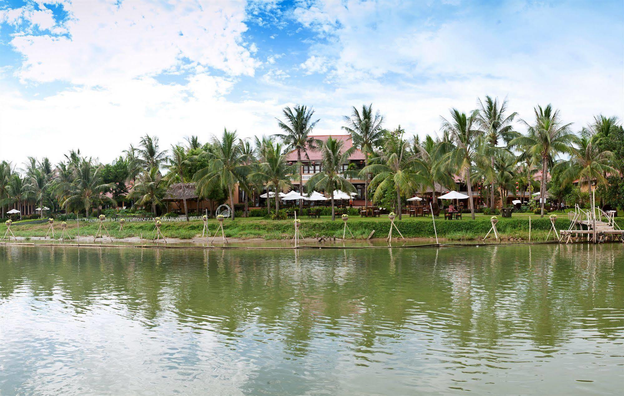 Vinh Hung Riverside & Tempat peranginan 4*