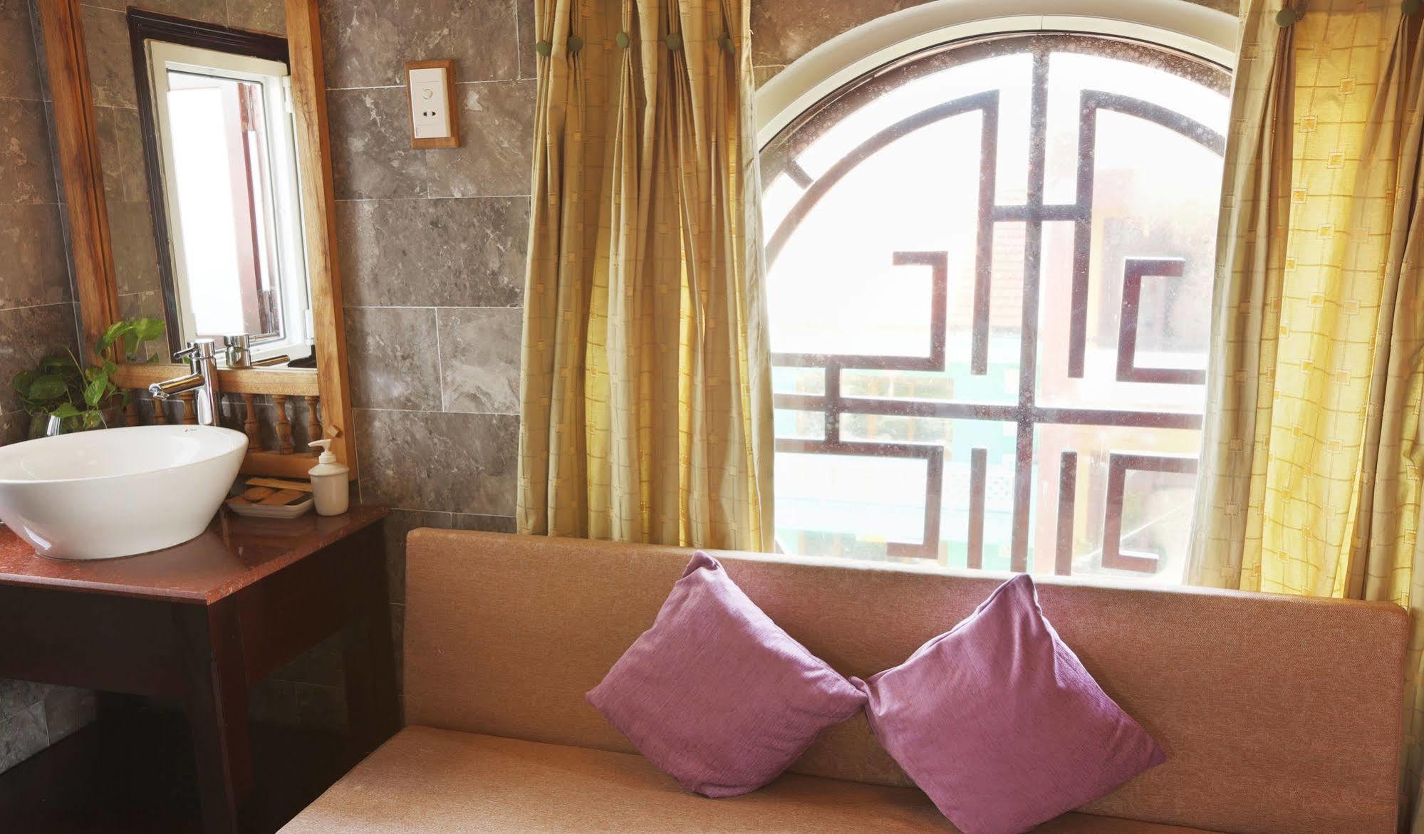 Hotel Pho Library