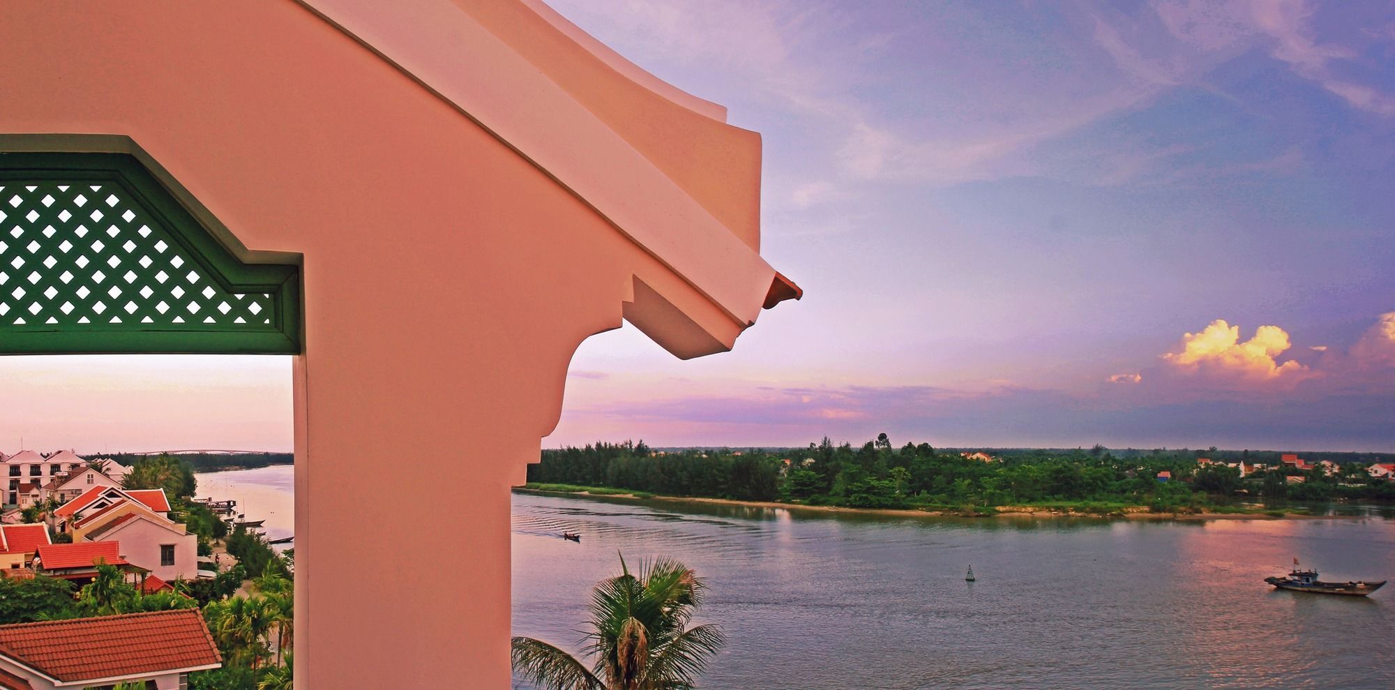 Lantana Riverside Boutique & Hotel