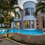 New Luxury Villa - Venuestay