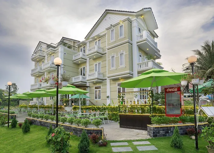 Golden Bell Backpacker Hotel & Pool Bar