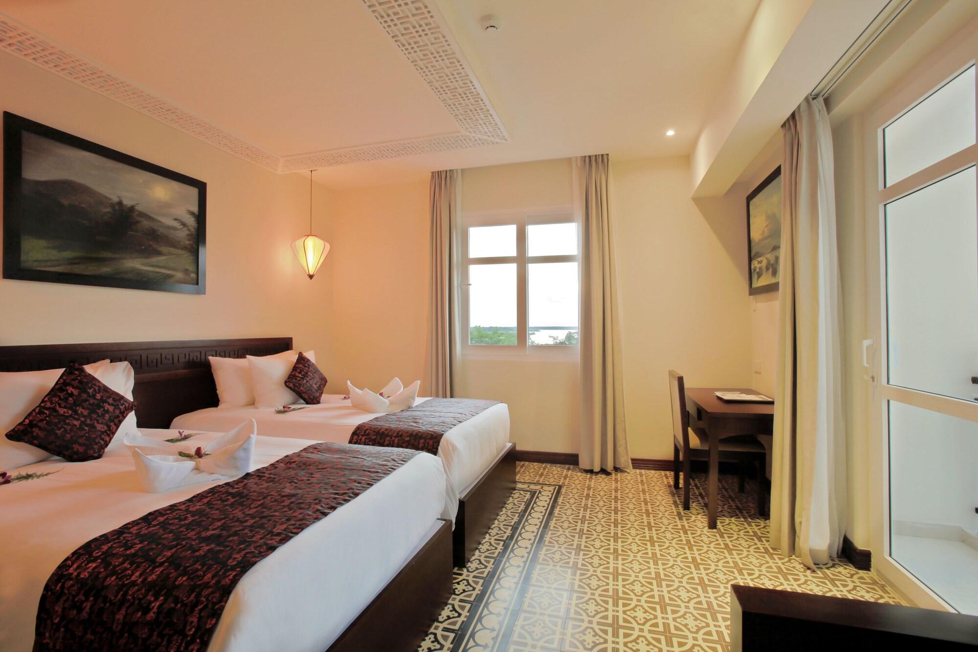 Royal Riverside & 4*