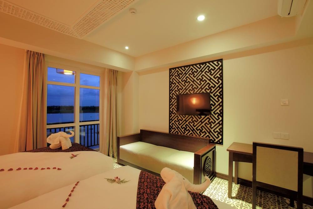 Hotel Royal Riverside & 4*
