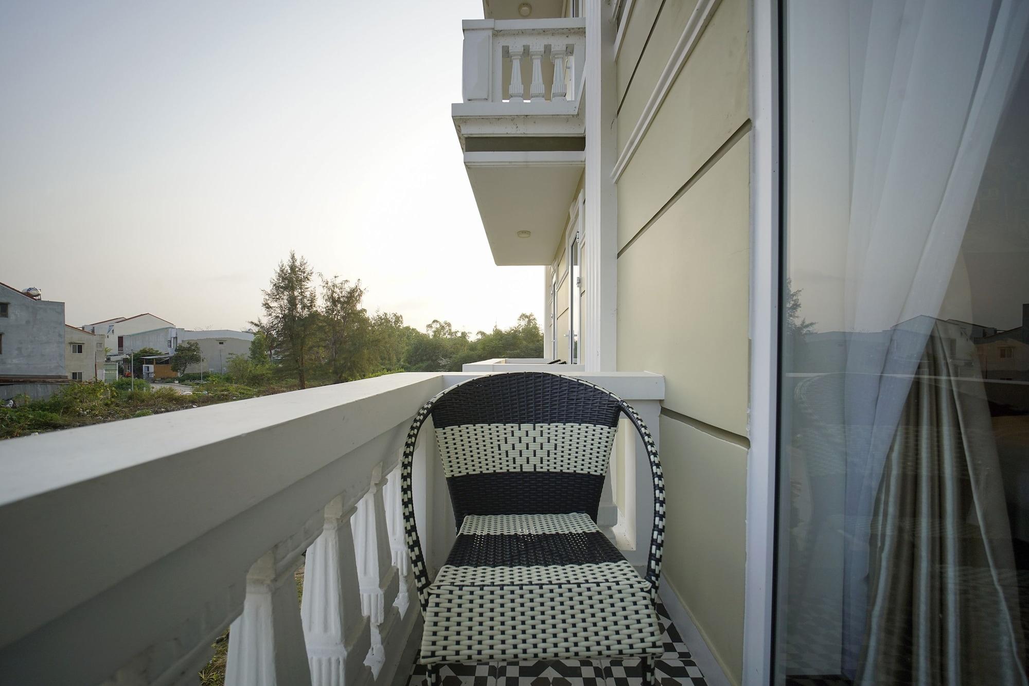 Golden Bell Backpacker & Pool Bar Villa