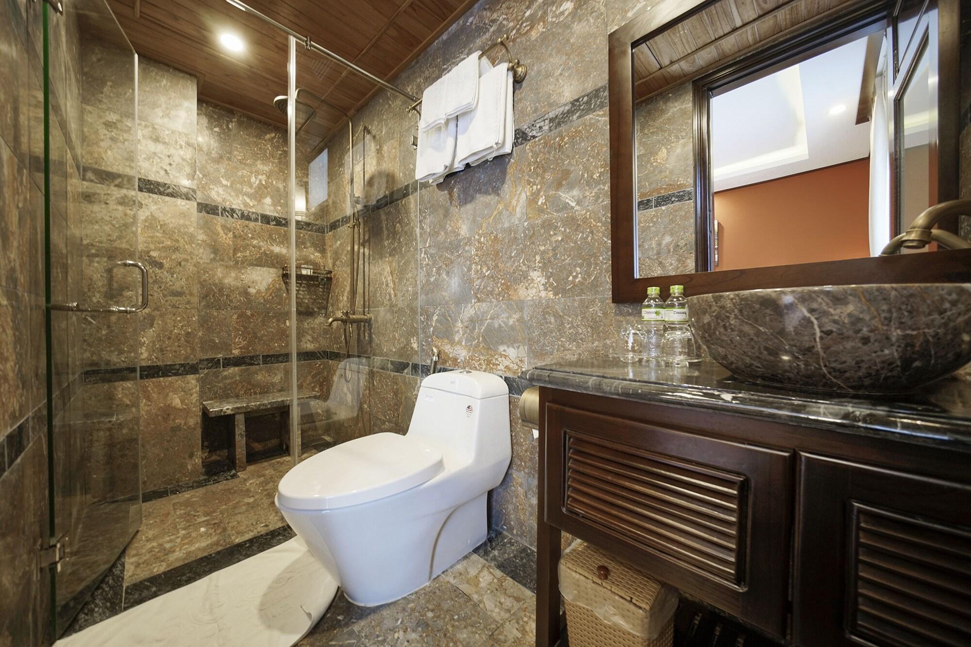 Golden Bell Backpacker & Pool Bar Villa *