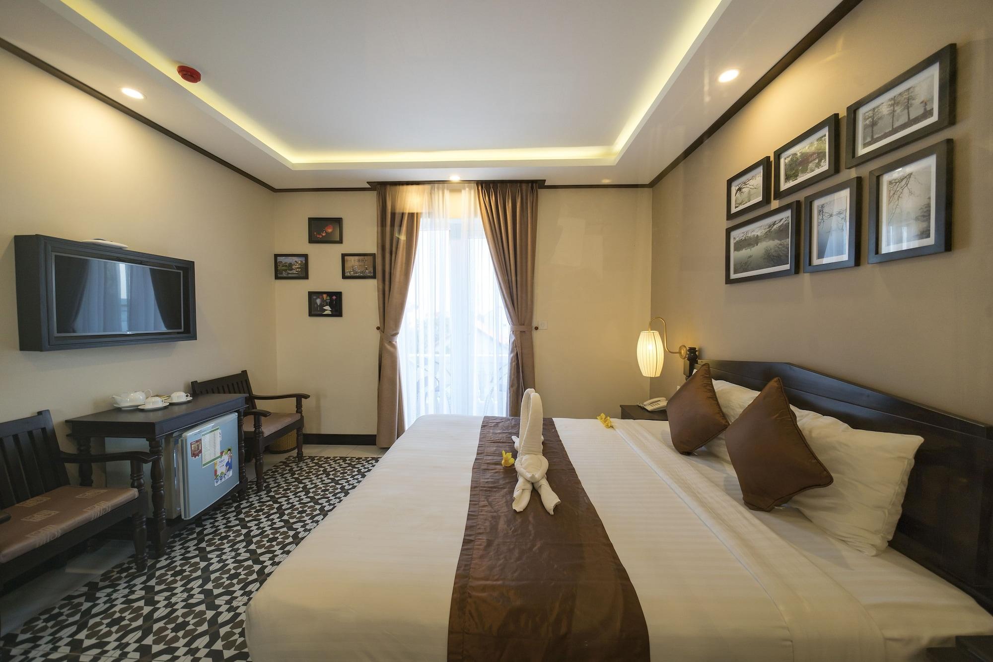 Golden Bell Backpacker & Pool Bar Villa Hoi An
