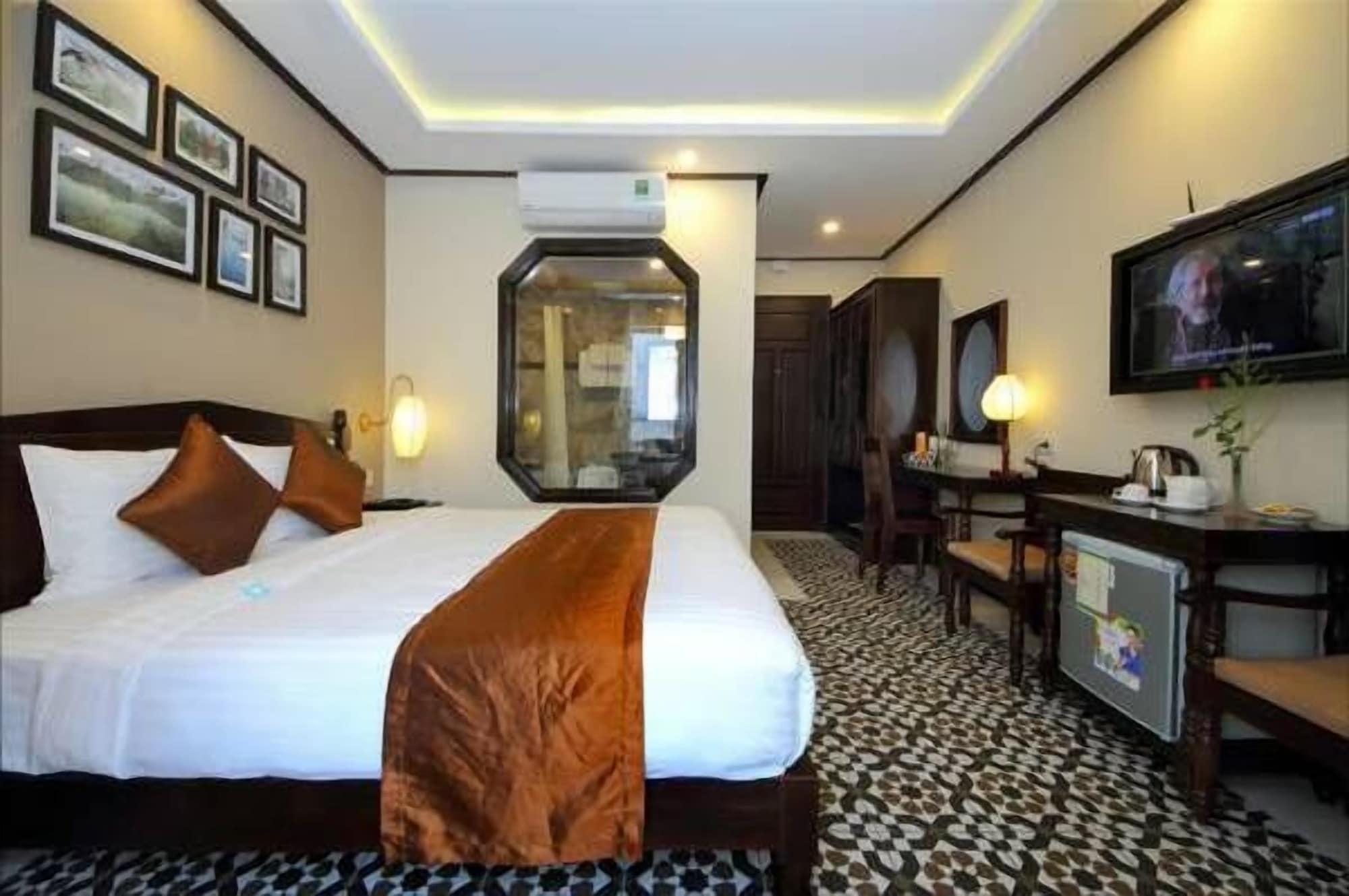 Golden Bell Backpacker & Pool Bar Villa