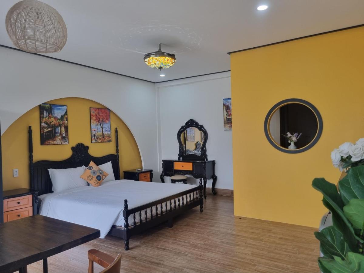 A Little Rosie Apartment *