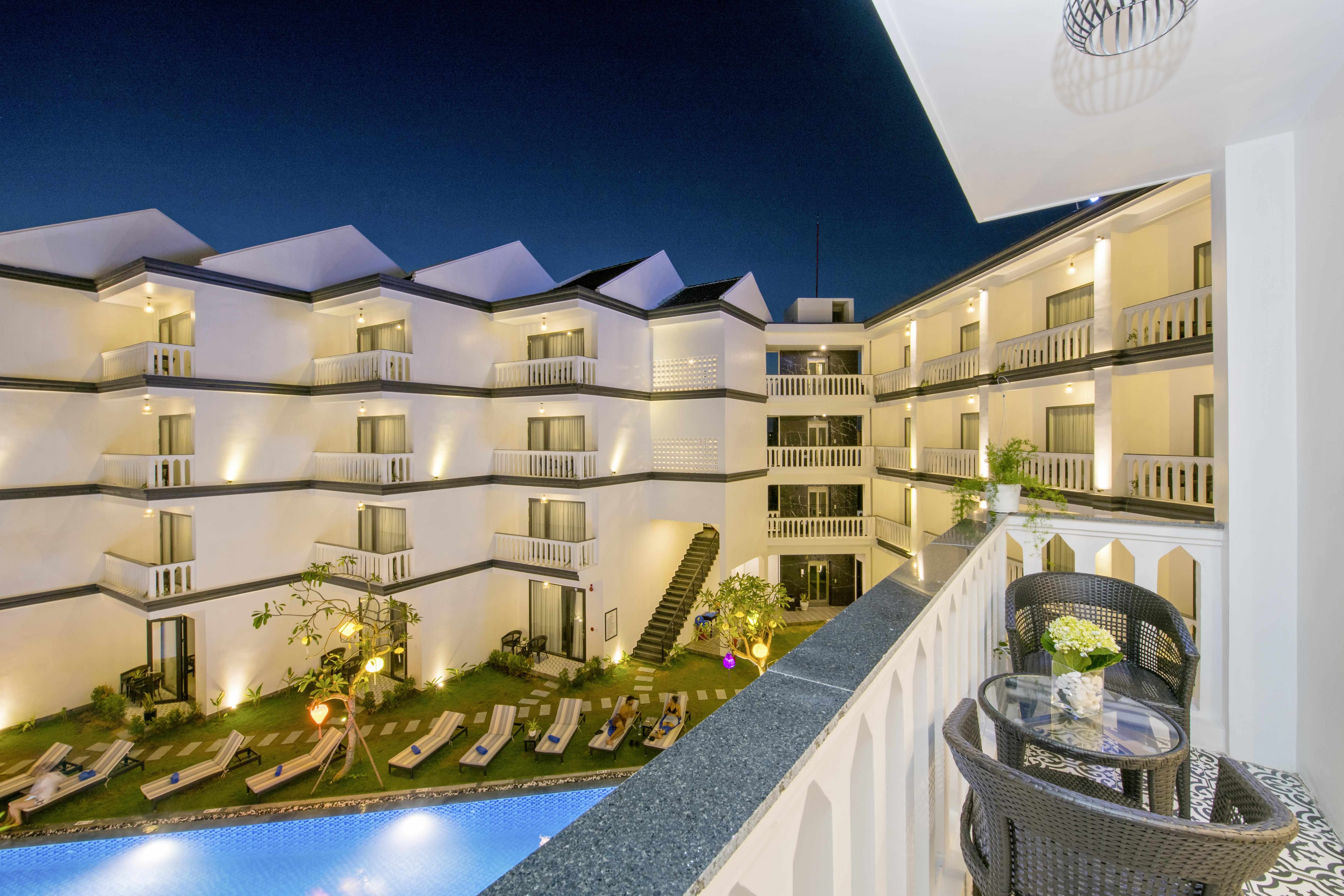 Gem Riverside Hotel