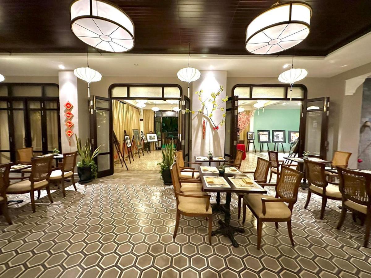 Hotel Allegro . A Little Luxury & 5*